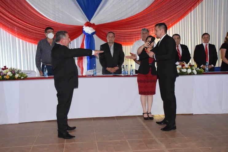 Momento del juramento del nuevo intendente de San Juan Nepomuceno.