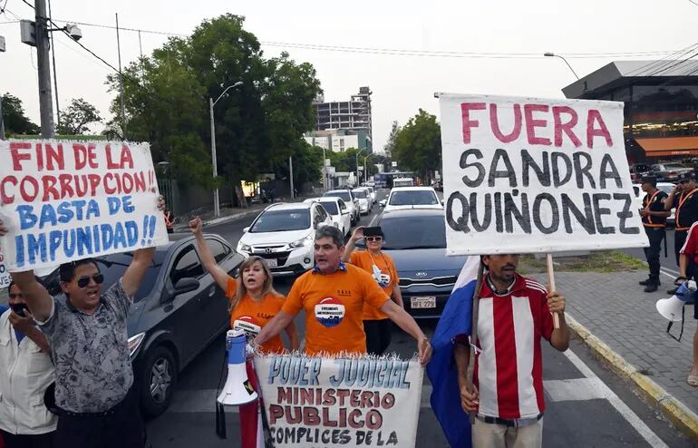 Ciudadanos autoconvocados realizaron una ruidosa manifestación contra Quiñónez el miércoles.