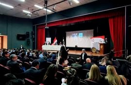 El Foro Internacional organizado por la asociación State Alumni Paraguay y el Centro de Estudios Hemisféricos se realizó en el rectorado de la UNE. La Corte Suprema se retiró de la organización e intentó suspender al Foro, sin embargo, este se realizó sin mayores contratiempos con una masiva concurrencia nacional e internacional en el auditorio.