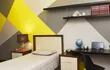 este-dormitorio-se-vale-de-los-colores-gris-y-amarillo-para-dar-movimiento-al-entorno-los-muebles-de-madera-al-natural-se-combinan-con-laqueados-y-un-204543000000-1745531.jpg