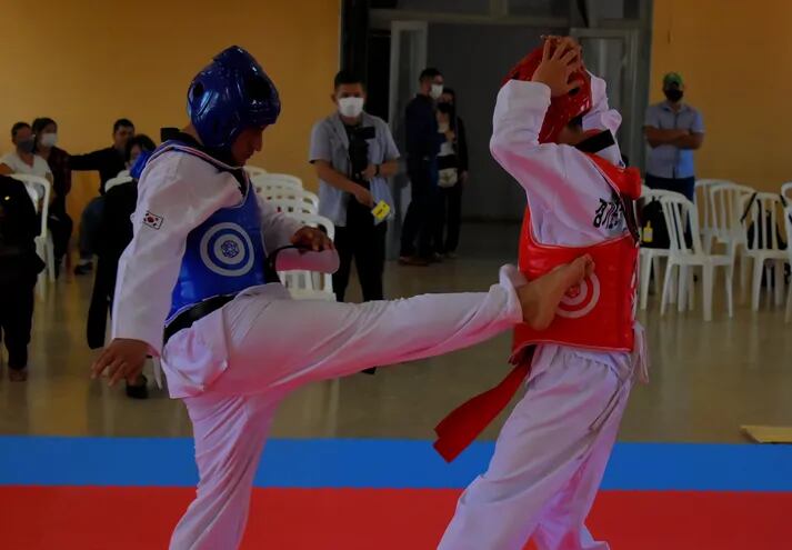 Demostración de destreza que se estará enseñando en la escuela departamental de taekwondo.