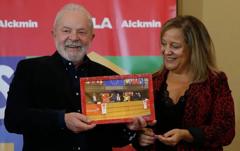 El líder del Partido de los Trabajadores (PT) junto a líder europea Iratxe García Pérez (d). (AFP)