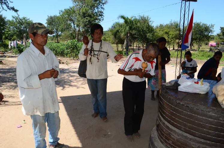 Ritual de los Avá Guaraní de la comunidad Takuapumirï de la ciudad de Villeta en el día del aborigen americano