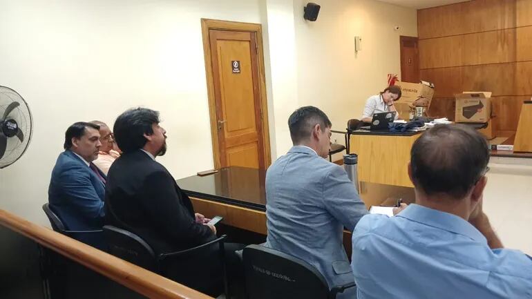 Roberto Cárdenas (traje azul), durante su juicio este miércoles.