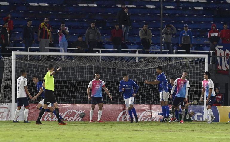 Diego "Mudo" Valdez festeja su gol, con el que Sol de América derrotó a Cerro Porteño en Sajonia.
