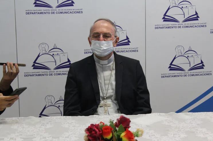 Mons. Guillermo Steckling,  durante la conferencia de prensa.