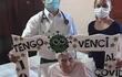 La profesora Alodia Santos de Franco, de 101 años, le acompañan su médico Dr. Ricardo Oviedo y su enfermera lic. Jessica Coronel.
