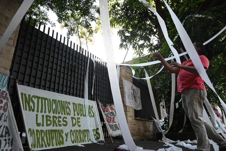 Ciudadanos se manifiestan y tiran papel higiénico a la casa del ministro Antonio Fretes para exigir su renuncia.