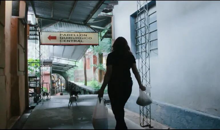 Rubí Guerrero en los pasillos del ex Hospital de Clínicas, en una de las escenas del documental "Hotel de gatos".