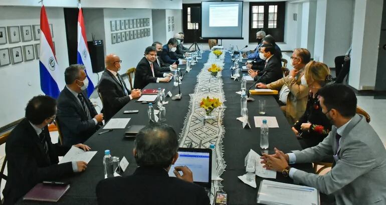 Los integrantes del Grupo de Análisis y Seguimiento (GAS) se reunieron esta mañana en la sede del Ministerio de Relaciones Exteriores, en el marco del proceso de revisión del Anexo C del Tratado de Itaipú.