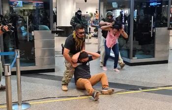 La toma de rehenes tuvo todo el aspecto de ser real, e impactó a los ciudadanos presentes en la terminal aeroportuaria.