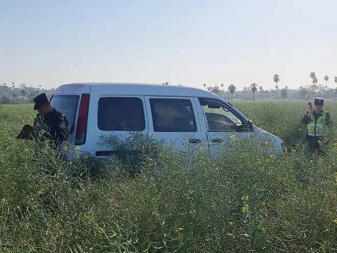 El vehículo fue abandonado en medio de una plantación de canola en Minga Guazú.