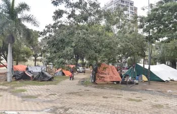 Indígenas de Itakyry acampan en la plaza de Armas desde que fueron desalojados. Dicen que no se marcharán de Asunción sin una respuesta de las autoridades.