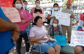 Juana Mercado, se manifestó frente a IPS junto a sus vecinos, exigiendo fecha para su cirugía