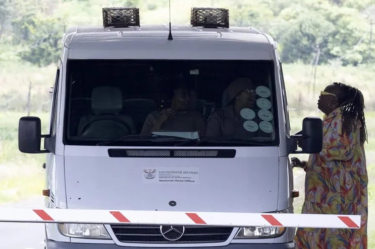 Una camioneta de prisión en la entrada principal de la prisión de Atteridgeville en Pretoria, Sudáfrica. El ex atleta paralímpico Oscar Pistorius fue puesto en libertad condicional del Centro Correccional Atteridgeville de Pretoria el 05 Enero.