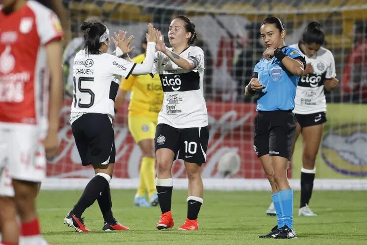 Las jugadoras de Olimpia celebran el triunfo sobre Independiente Santa Fe en el inicio de la Copa Libertadores Femenina 2023 en el estadio Metropolitano de Techo, en Bogotá, Colombia.