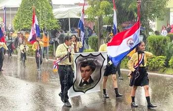 Desfile bajo lluvia en Pedro Juan Caballero.