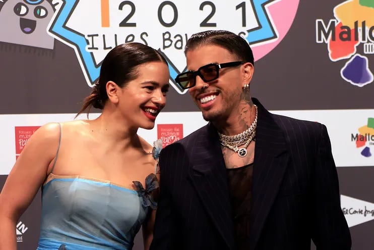 La cantante Rosalía y el cantante y productor puertorriqueño Rauw Alejandro. Los artistas se presentaron el domingo en un evento que no contaba con los permisos requeridos.