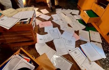 Los documentos incautados de la vivienda de Rubén Darío Zorrilla, correspondientes a contratos con víctimas de presunta estafa.