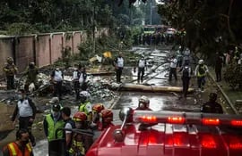 El cuerpo de bomberos atiende el accidente de una avioneta hoy en la Ciudad de Guatemala.