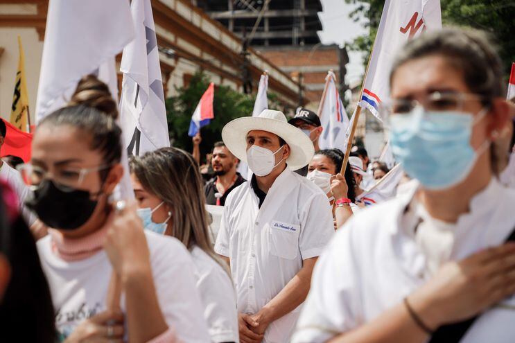 Médicos participan en una protesta frente a la sede del Ministerio de Hacienda hoy, en Asunción el pasado 6 de octubre.