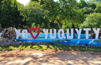 Vecinos celebran la inauguración del nuevo corpóreo “Yo amo Yuquyty” en Nueva Italia
