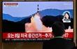 Un surcoreano observa por TV el lanzamiento de un misil desde Corea del Norte, éste lanzó una serie de misiles. (AFP)