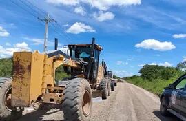 Las pocas maquinarias de la Gobernación y el MOPC no logran dar abasto para reparar de buena manera varios kilómetros de caminos en el Alto Paraguay.