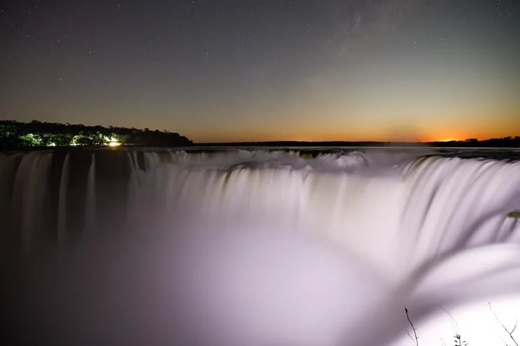 Atardecer desde un mirador en las Cataratas de Iguazú, en Puerto Iguazú (Argentina).