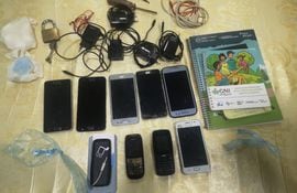 Ocho aparatos celulares, tocos de cocaina y un etoque, entre otros elementos, fueron incautados durante una requisa en el pabellón de mujeres de la cárcel regionalde Itapúa.