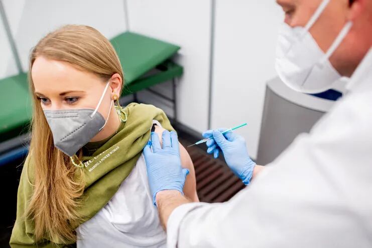 Una maestra de jardín de infantes recibe una dosis de la vacuna Astrazeneca contra el covid, en un centro de vacunación en Bremen, Alemania.