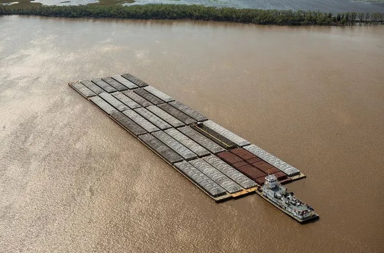 El peaje establecido por Argentina para las embarcaciones que surcan el río Paraná en el tramo desde Confluencia hasta Santa Fe perjudica espcialmente al Paraguay y afectará a toda la economía, advierten los gremios empresariales.