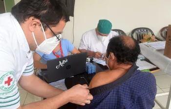 Una persona recibe la vacuna contra la influenza en el puesto habilitado en el Hospital Regional de Encarnación.