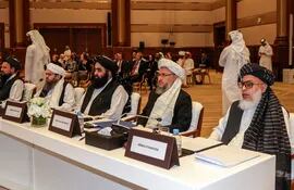 Representantes de los talibanes durante la reunión del lunes en Doha, Qatar.