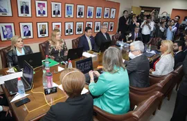 Sandra Quiñónez y Omar Legal, ante la mesa directiva del Senado cuando fueron citados por el caso avión iraní-venezolano.