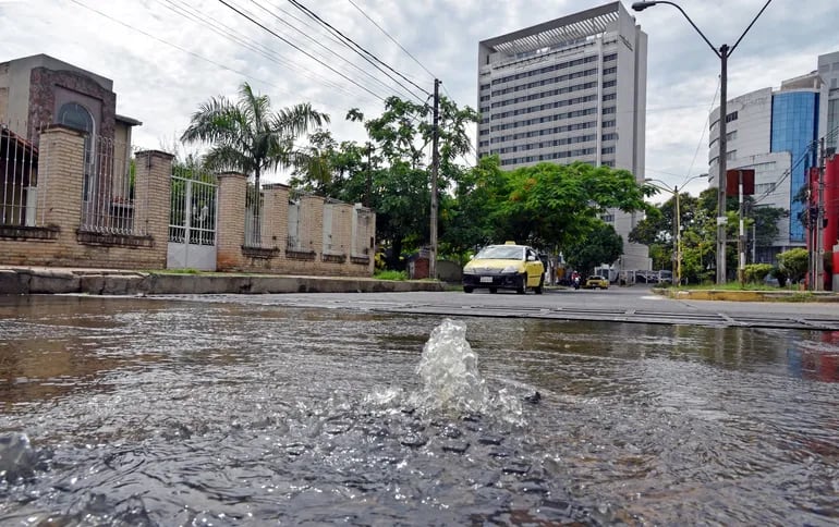 Esta foto corresponde a días pasados, en las calles Molas López y Juan XXIII, y muestra cómo se pierde el agua de Essap principalmente por la caducidad de sus redes.
