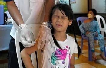 Una niña recibe una dosis de la vacuna contra el coronavirus.