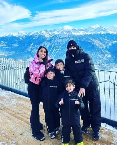 Hermosa familia. Leo Messi y Antonela Roccuzzo con sus hijos Thiago, Mateo y Ciro, en Los Alpes suizos.