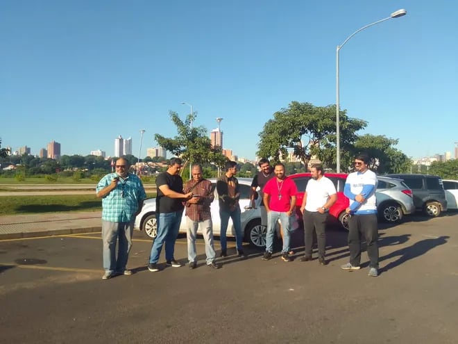 Los conductores se concentraron en la Costanera de Asunción, este viernes.