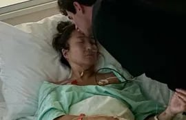 Ashley Park en una cama de hospital.