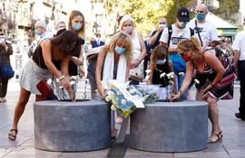 Familiares de las víctimas del atentado terrorista del 17 de agosto de 2017 participan en la ofrenda floral en las Ramblas, celebrada durante el acto de homenaje a las víctimas en Barcelona, este lunes.
