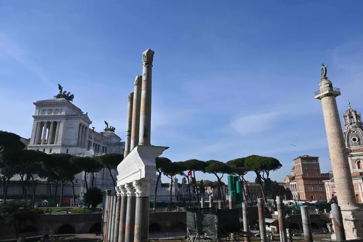 El Monumento a Víctor Manuel II (Vittoriano) a la izquierda, las columnas de la Basílica Ulpia (centro) y la columna de Trajano, (a la derecha) en Roma.