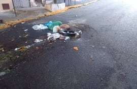Cubren un bache con basura en Asunción.