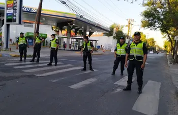 Agentes de la Policía Nacional bloquean el acceso al centro de Asunción sobre la avenida Artigas.