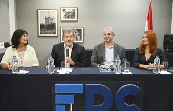 Alberto Acosta Garbarino, presidente de DENDE; y  Luiz Buccos, director de la FDC, firmaron el convenio de cooperación.