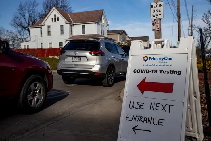 Autos forman fila para acceder a los tests gratuitos de covid en el estacionamiento delColumbus West Family Health and Wellness Center in Columbus, Ohio.
