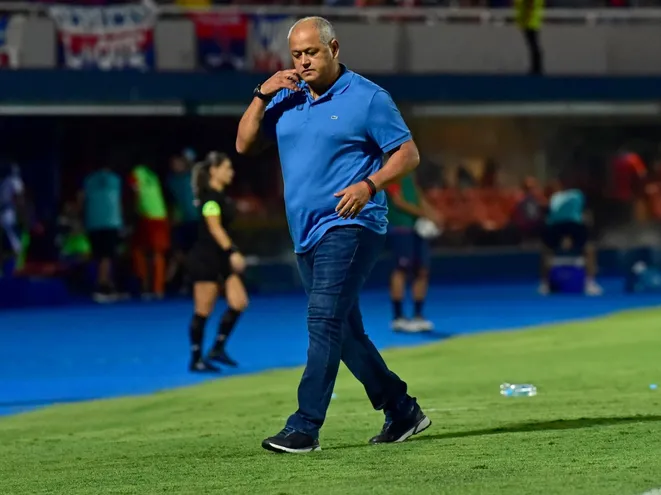 Francisco Arce, entrenador de Cerro Porteño, durante el partido contra Sportivo Ameliano por la primera fecha del torneo Apertura 2023 del fútbol paraguayo.
