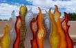 “People of the Fire” de Raya Friday cautiva por sus colores y los rostros humanos que cobran forma en las llamas multicolores en el Jardín Botánico de Santa Fe, Nuevo México, Estados Unidos.