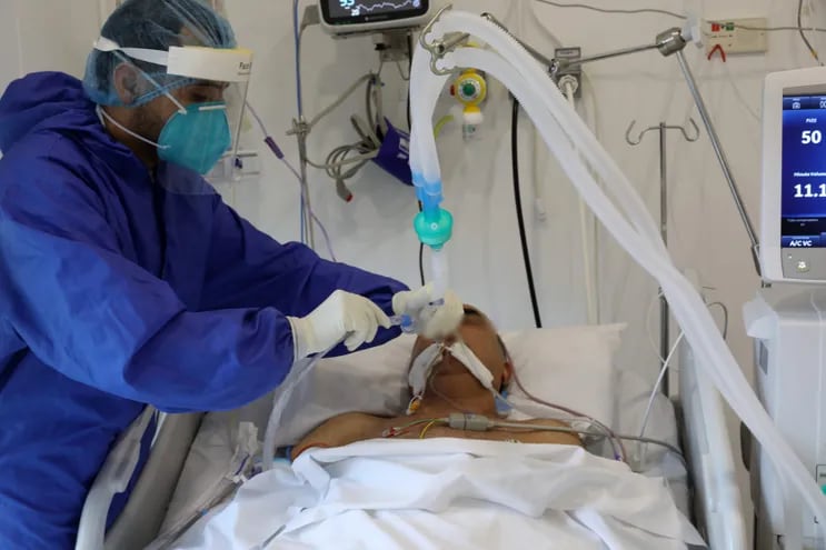 Un paciente con Covid-19 internado en una unidad de terapia intensiva.