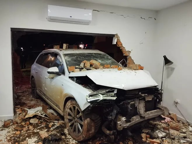 El vehículo prácticamente ingresó al interior de la vivienda provocando serios daños materiales.